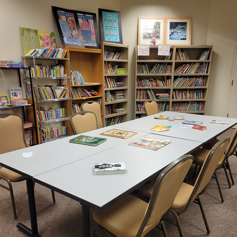 A classroom at the National Conference Center with bookshelves, art on the walls, and tables filled with books and board games fosters a collaborative Braintrust environment.